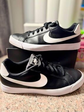 Nike Men's Black and White Athletic Sneakers